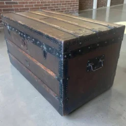 Coffre/table basse vintage en bois avec ferrures en fer