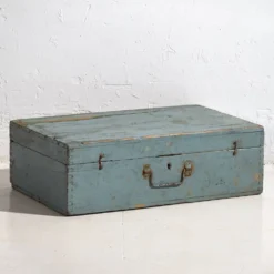 Coffret ancien patiné bleu clair (c.1920)