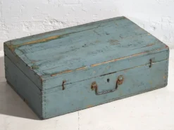 Coffret ancien patiné bleu clair (c.1920)