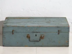 Coffret ancien patiné bleu clair (c.1920)