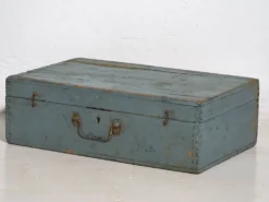 Coffret ancien patiné bleu clair (c.1920)
