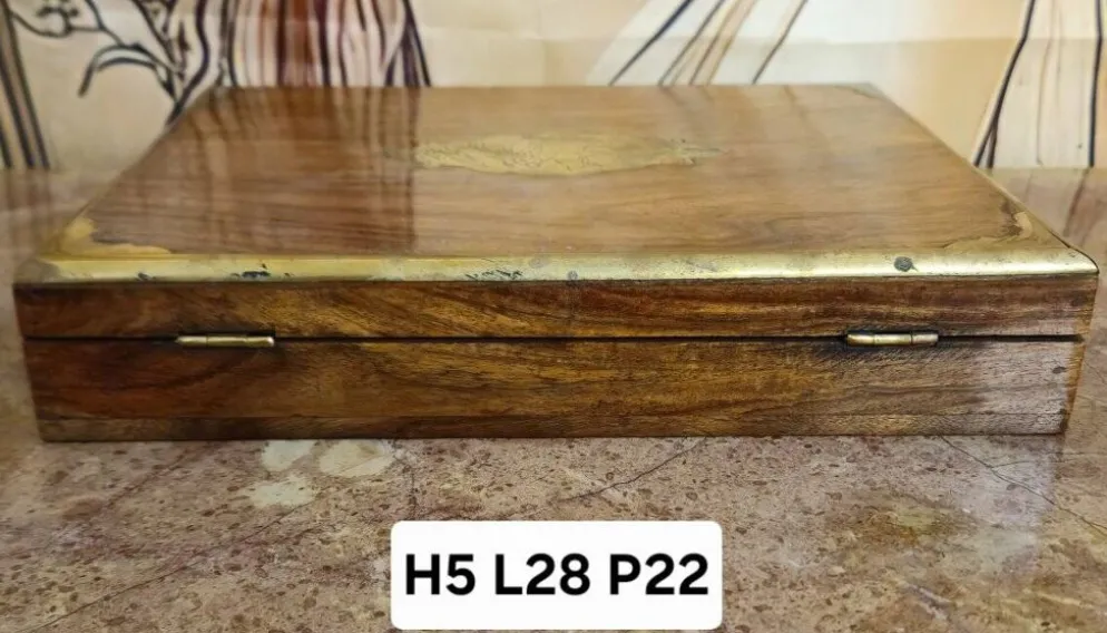 Coffret / écritoire Anglais en bois et laiton marqueté – XXe siècle