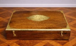 Coffret / écritoire Anglais en bois et laiton marqueté – XXe siècle