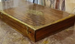 Coffret / écritoire Anglais en bois et laiton marqueté – XXe siècle
