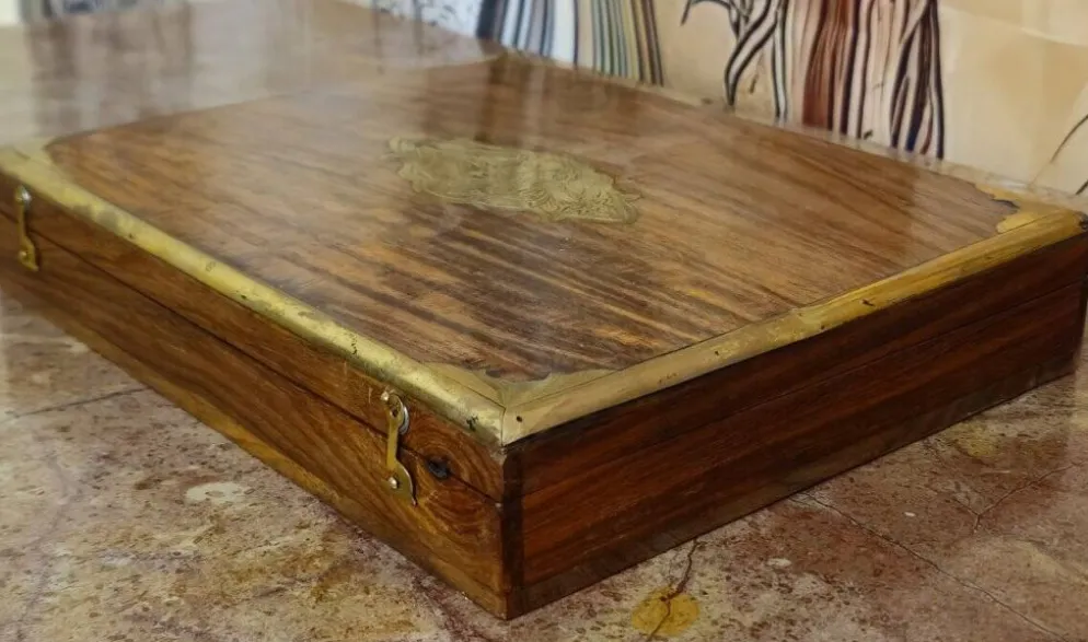 Coffret / écritoire Anglais en bois et laiton marqueté – XXe siècle