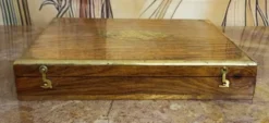 Coffret / écritoire Anglais en bois et laiton marqueté – XXe siècle