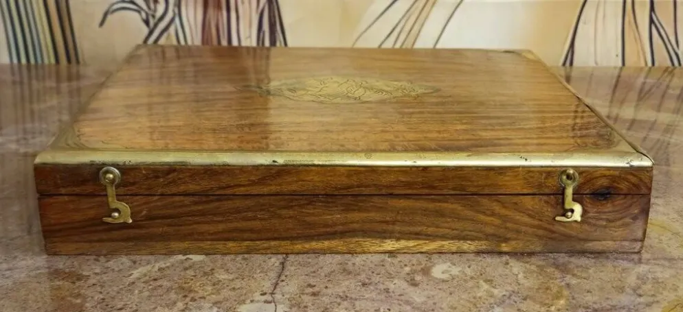 Coffret / écritoire Anglais en bois et laiton marqueté – XXe siècle