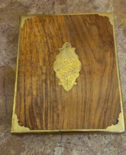 Coffret / écritoire Anglais en bois et laiton marqueté – XXe siècle