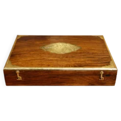 Coffret / écritoire Anglais en bois et laiton marqueté – XXe siècle