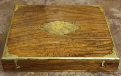 Coffret / écritoire Anglais en bois et laiton marqueté – XXe siècle
