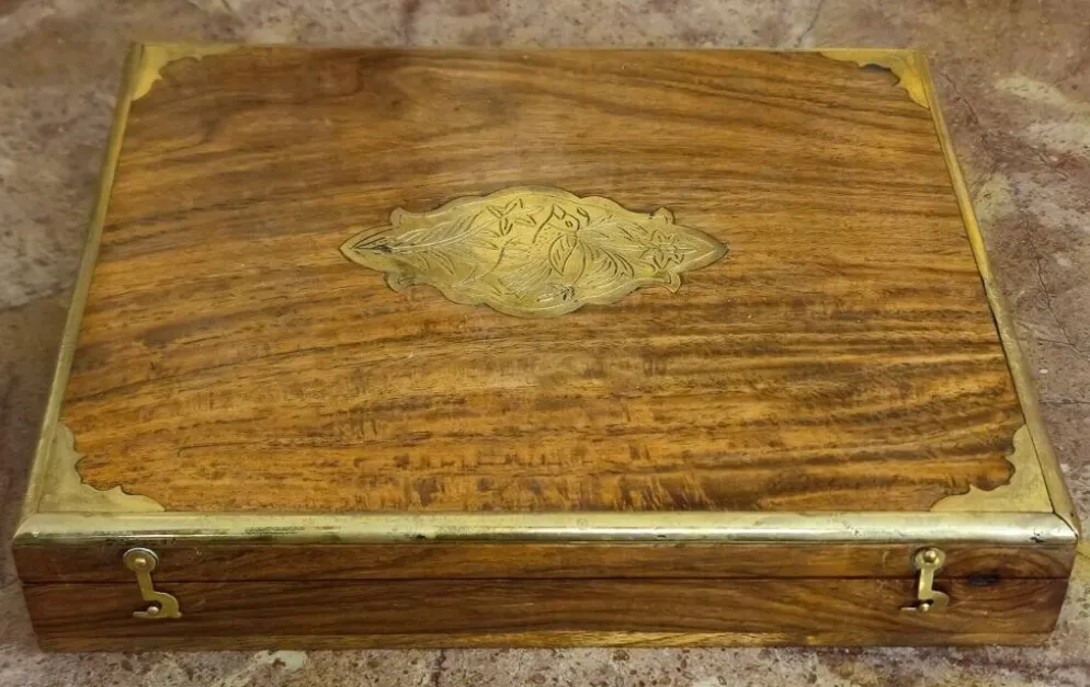 Coffret / écritoire Anglais en bois et laiton marqueté – XXe siècle