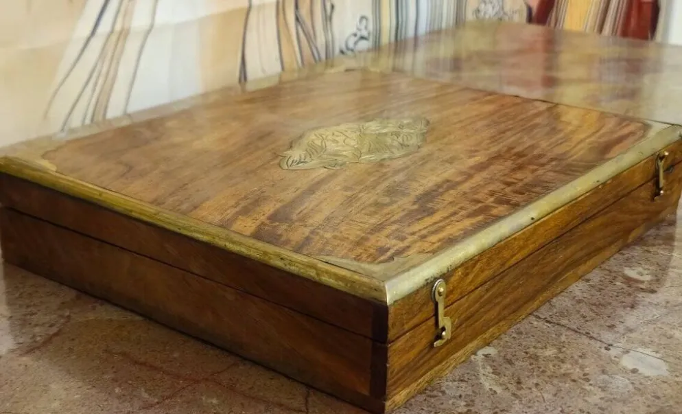 Coffret / écritoire Anglais en bois et laiton marqueté – XXe siècle