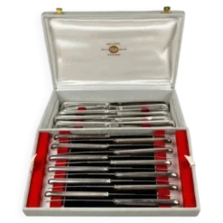 Coffret de 24 couteaux en métal argenté SFAM, modèle filet