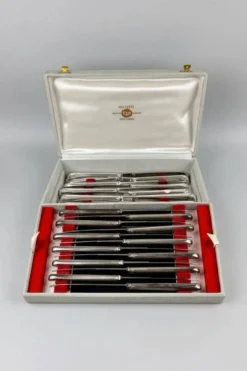 Coffret de 24 couteaux en métal argenté SFAM, modèle filet