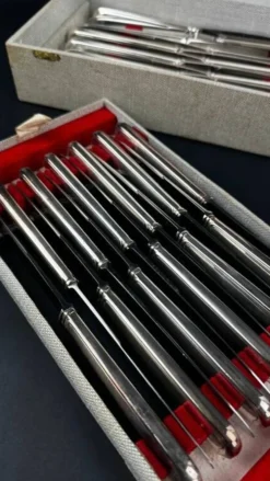 Coffret de 24 couteaux en métal argenté SFAM, modèle filet