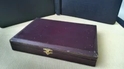 Coffret de 12 couteaux à fromage ou dessert anciens . Acier et corne bovine
