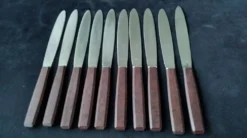 Coffret de 10 couteaux vintage manches en bakélite brune