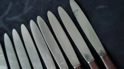 Coffret de 10 couteaux vintage manches en bakélite brune