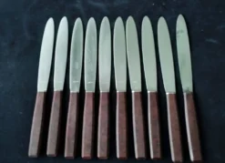 Coffret de 10 couteaux vintage manches en bakélite brune