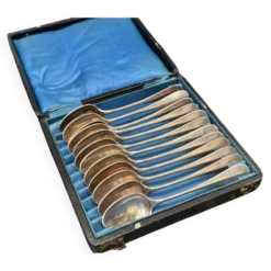 Coffret de 12 cuillères à dessert en métal argenté modèle Vieux Paris