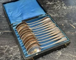 Coffret de 12 cuillères à dessert en métal argenté modèle Vieux Paris