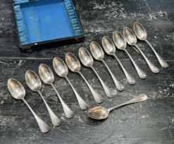 Coffret de 12 cuillères à dessert en métal argenté modèle Vieux Paris
