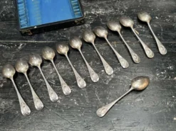 Coffret de 12 cuillères à dessert en métal argenté modèle Vieux Paris
