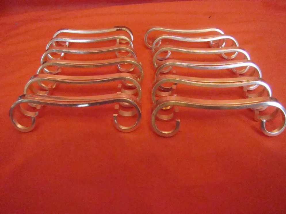Coffret de 12 porte-couteau en métal argenté avec écrin, époque début 20 ème