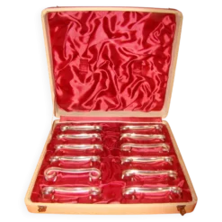 Coffret de 12 porte-couteau en métal argenté avec écrin, époque début 20 ème