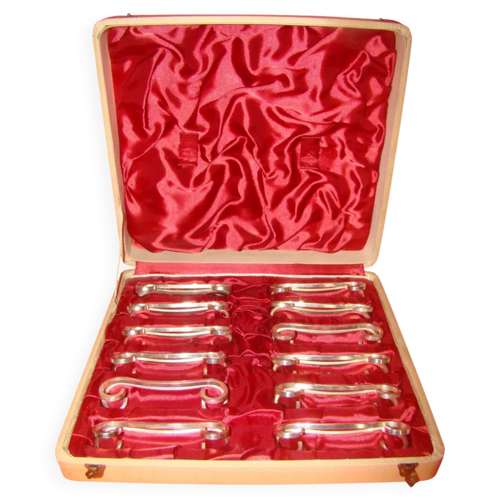 Coffret de 12 porte-couteau en métal argenté avec écrin, époque début 20 ème