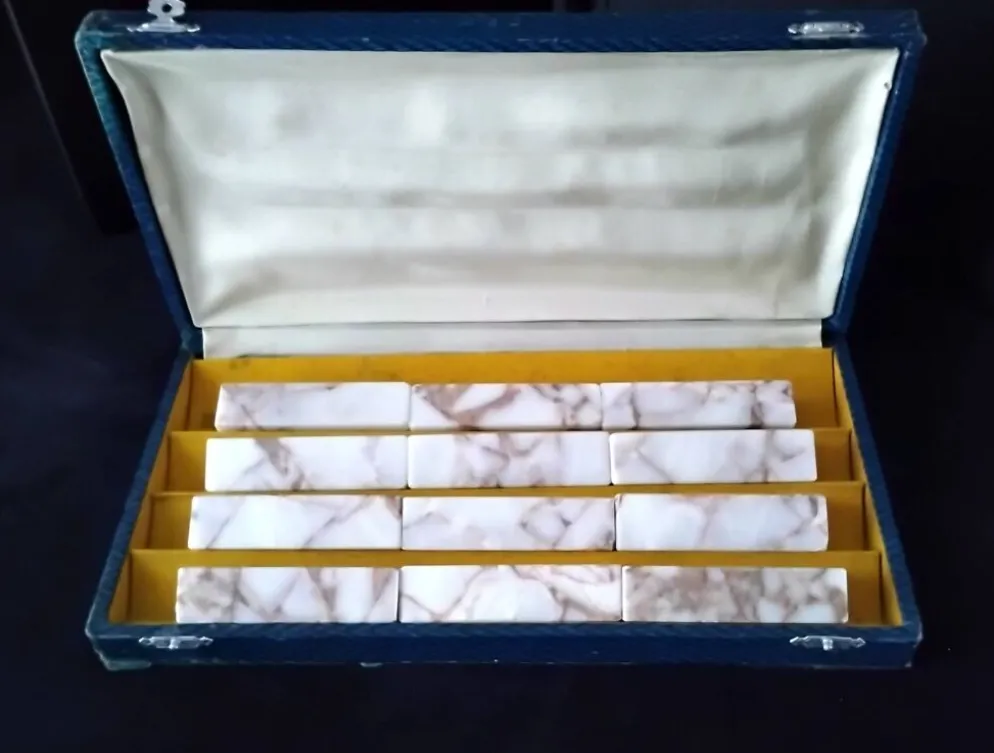 Coffret de 12 porte couteaux en marbre de couleur beige