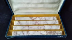 Coffret de 12 porte couteaux en marbre de couleur beige