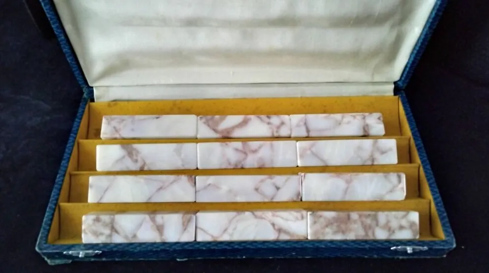 Coffret de 12 porte couteaux en marbre de couleur beige