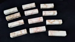 Coffret de 12 porte couteaux en marbre de couleur beige