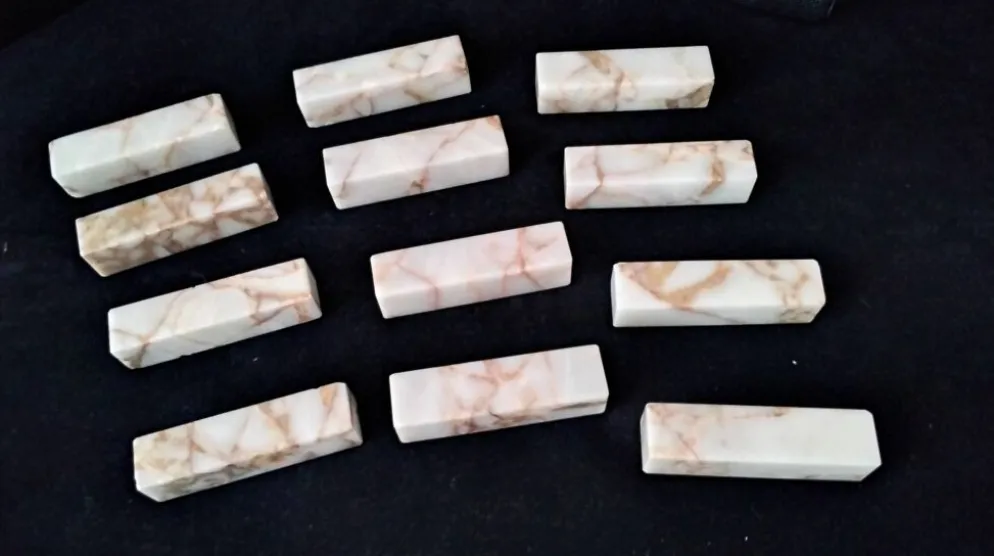 Coffret de 12 porte couteaux en marbre de couleur beige