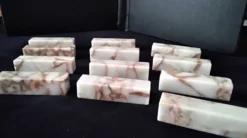 Coffret de 12 porte couteaux en marbre de couleur beige