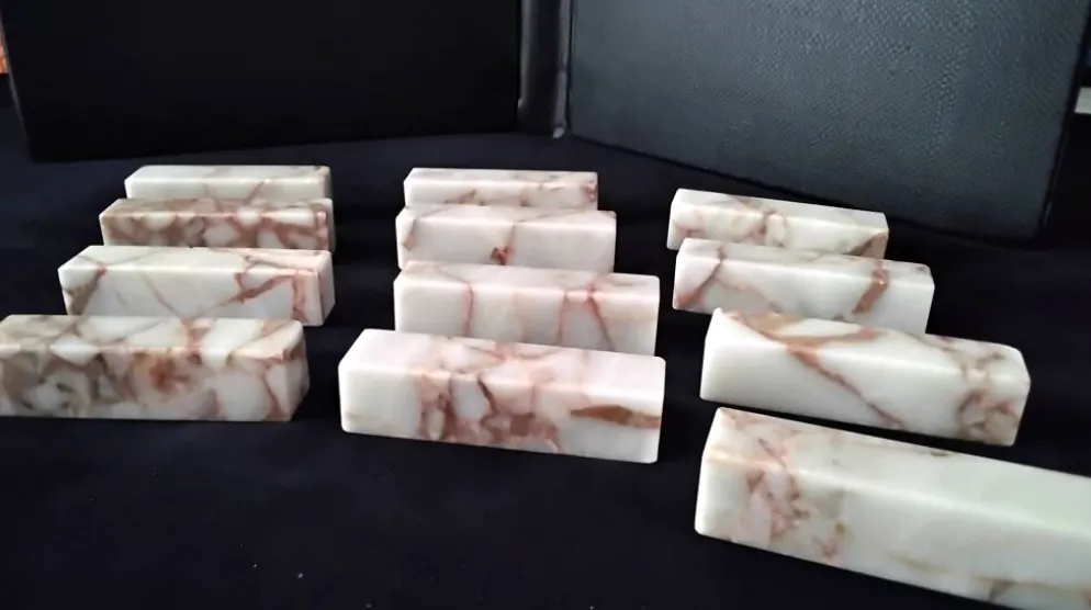 Coffret de 12 porte couteaux en marbre de couleur beige