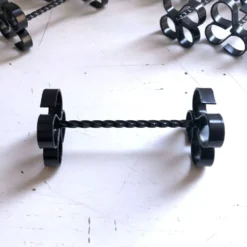 Coffret de 12 porte-couteaux ou couverts en fer forgé torsadé vintage