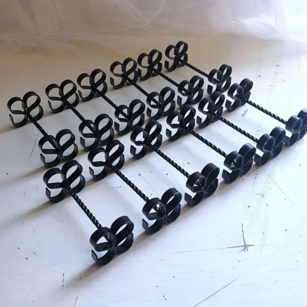 Coffret de 12 porte-couteaux ou couverts en fer forgé torsadé vintage
