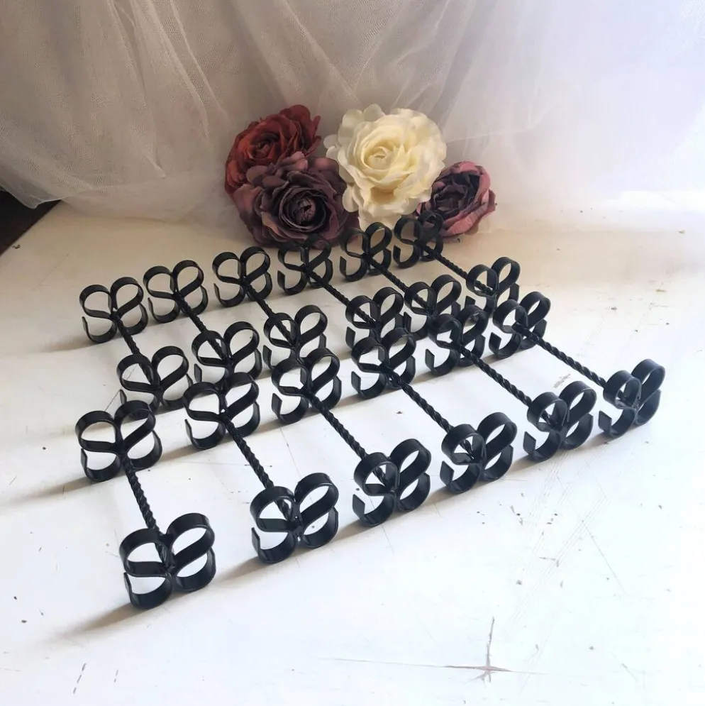Coffret de 12 porte-couteaux ou couverts en fer forgé torsadé vintage