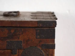 Coffret japonais ancien avec tiroirs et ferronnerie – tansu portable – période Meiji–Taishō (c.1880–1920)