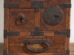 Coffret japonais ancien avec tiroirs et ferronnerie – tansu portable – période Meiji–Taishō (c.1880–1920)
