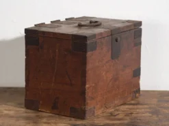 Coffret japonais ancien avec tiroirs et ferronnerie – tansu portable – période Meiji–Taishō (c.1880–1920)