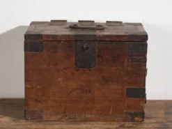 Coffret japonais ancien avec tiroirs et ferronnerie – tansu portable – période Meiji–Taishō (c.1880–1920)