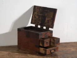 Coffret japonais ancien avec tiroirs et ferronnerie – tansu portable – période Meiji–Taishō (c.1880–1920)