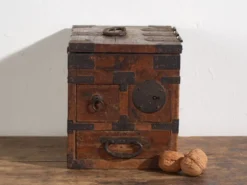 Coffret japonais ancien avec tiroirs et ferronnerie – tansu portable – période Meiji–Taishō (c.1880–1920)