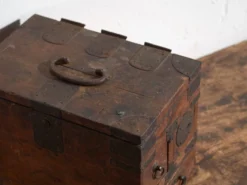 Coffret japonais ancien avec tiroirs et ferronnerie – tansu portable – période Meiji–Taishō (c.1880–1920)