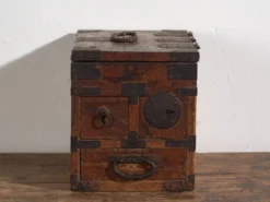 Coffret japonais ancien avec tiroirs et ferronnerie – tansu portable – période Meiji–Taishō (c.1880–1920)