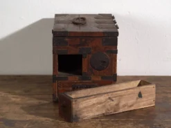 Coffret japonais ancien avec tiroirs et ferronnerie – tansu portable – période Meiji–Taishō (c.1880–1920)