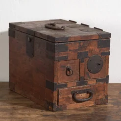 Coffret japonais ancien avec tiroirs et ferronnerie – tansu portable – période Meiji–Taishō (c.1880–1920)
